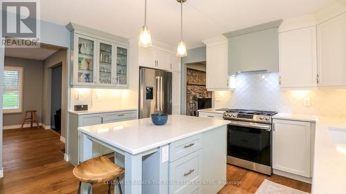 33 Elvyn Crescent, Oro-Medonte, ON - Indoor Photo Showing Kitchen With Upgraded Kitchen