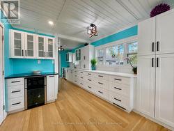 Kitchen with wine fridge - 