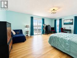 Spacious master bedroom w/access to deck - 