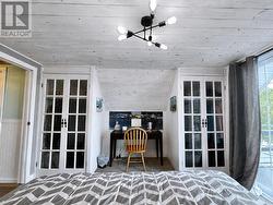 2nd floor bedroom w/double closet - 