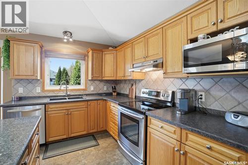 211 Brookmore Lane, Saskatoon, SK - Indoor Photo Showing Kitchen With Stainless Steel Kitchen With Double Sink