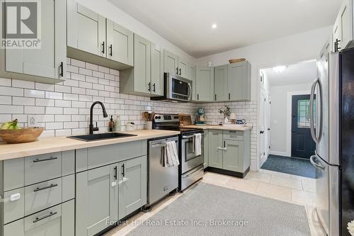 66 St Andrews Street, Cambridge, ON - Indoor Photo Showing Kitchen With Upgraded Kitchen