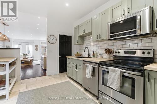 66 St Andrews Street, Cambridge, ON - Indoor Photo Showing Kitchen With Upgraded Kitchen