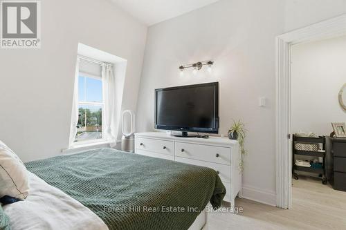 66 St Andrews Street, Cambridge, ON - Indoor Photo Showing Bedroom