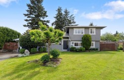 1582 Fremont Pl Saanich, BC V8N 4Y5