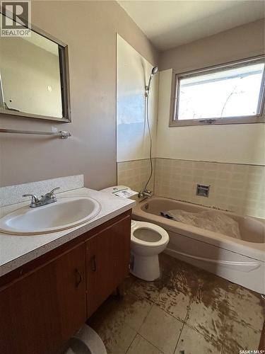 825 Valley Street, Estevan, SK - Indoor Photo Showing Bathroom