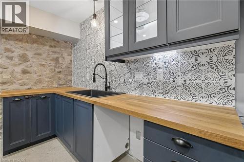 24 Davidson Street, Cambridge, ON - Indoor Photo Showing Kitchen