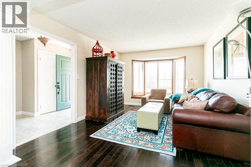 35 Horizon Court, Hamilton, ON - Indoor Photo Showing Living Room