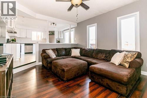 35 Horizon Court, Hamilton, ON - Indoor Photo Showing Living Room