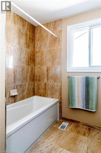 35 Horizon Court, Hamilton, ON - Indoor Photo Showing Bathroom