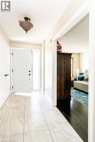 35 Horizon Court, Hamilton, ON - Indoor Photo Showing Other Room