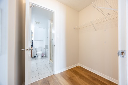 Closet - 802-1280 Rue St-Jacques, Montréal (Ville-Marie), QC - Indoor