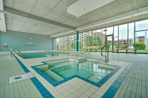 Pool - 802-1280 Rue St-Jacques, Montréal (Ville-Marie), QC - Indoor Photo Showing Other Room With In Ground Pool