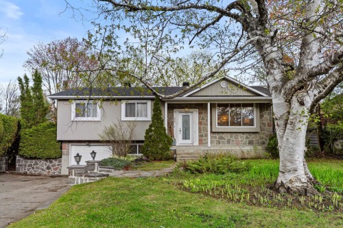 658 Rue Léveillé  Sainte-Thérèse, QC J7E 4G3