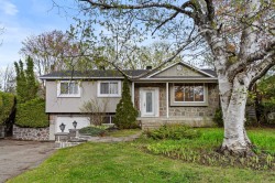 658 Rue Léveillé  Sainte-Thérèse, QC J7E 4G3