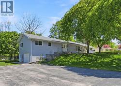 412 OOZLOFFSKY STREET Petrolia, ON N0N 1R0