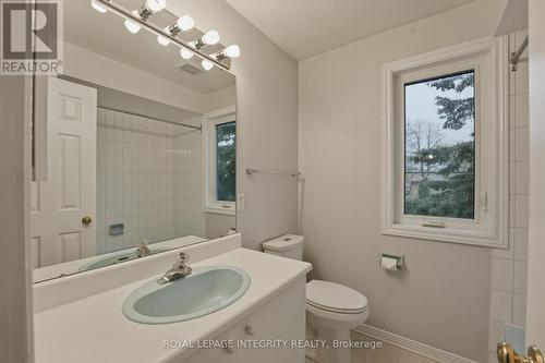Upper level main 4 pc bath - 2133 Lenester Avenue, Ottawa, ON - Indoor Photo Showing Bathroom