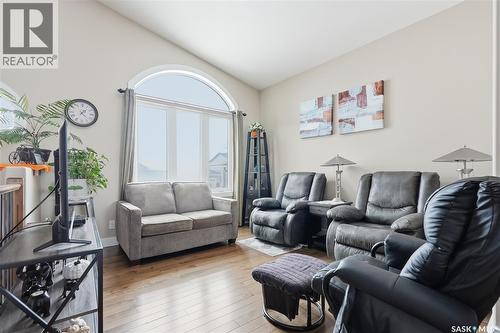 335 Mccallum Lane, Saskatoon, SK - Indoor Photo Showing Living Room