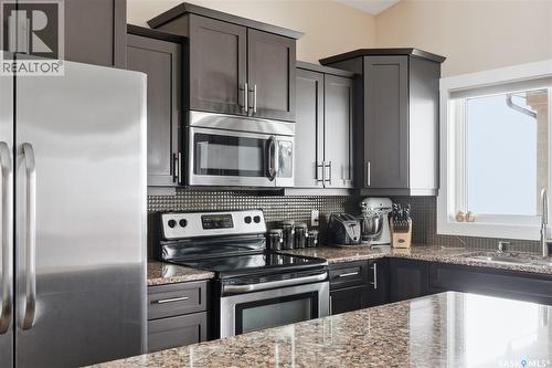 335 Mccallum Lane, Saskatoon, SK - Indoor Photo Showing Kitchen With Upgraded Kitchen