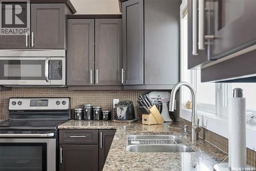 335 Mccallum Lane, Saskatoon, SK - Indoor Photo Showing Kitchen With Double Sink With Upgraded Kitchen