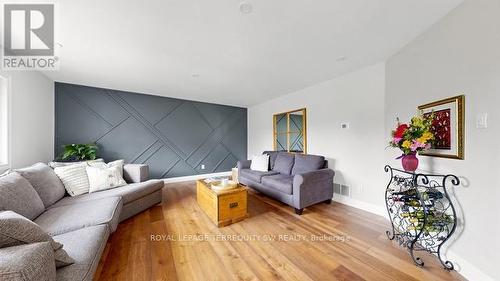 Main - 9 Gilbert Drive, Aurora, ON - Indoor Photo Showing Living Room