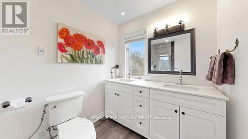 Main - 9 Gilbert Drive, Aurora, ON - Indoor Photo Showing Bathroom