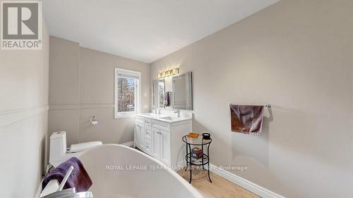 Main - 9 Gilbert Drive, Aurora, ON - Indoor Photo Showing Bathroom