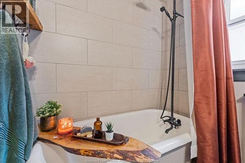 557 Moy Ave, Windsor, ON - Indoor Photo Showing Bathroom