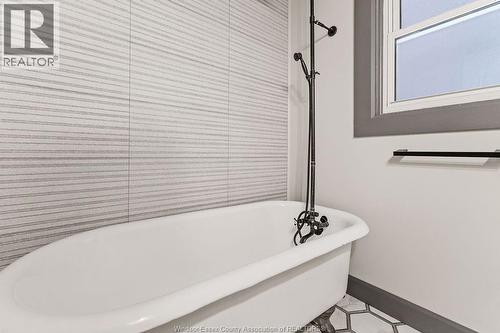 557 Moy Ave, Windsor, ON - Indoor Photo Showing Bathroom