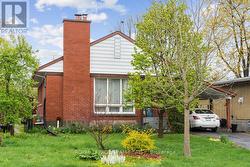 684 WAVELL AVENUE  Ottawa, ON K2A 3B1