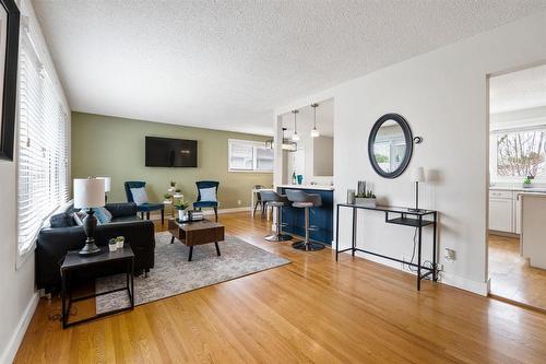 20 Barberry Road, Winnipeg, MB - Indoor Photo Showing Living Room