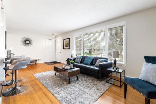 20 Barberry Road, Winnipeg, MB - Indoor Photo Showing Living Room