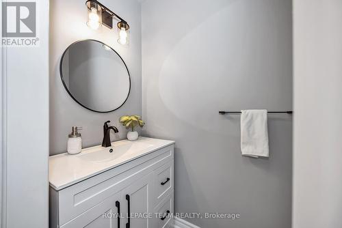 49 Chantilly Gate, Ottawa, ON - Indoor Photo Showing Bathroom