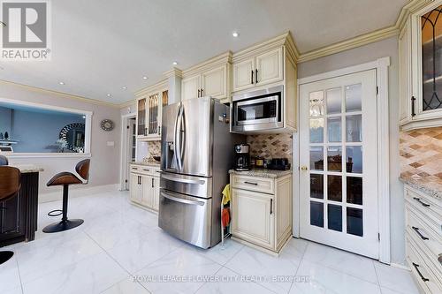 656 Esprit Crescent, Mississauga, ON - Indoor Photo Showing Kitchen