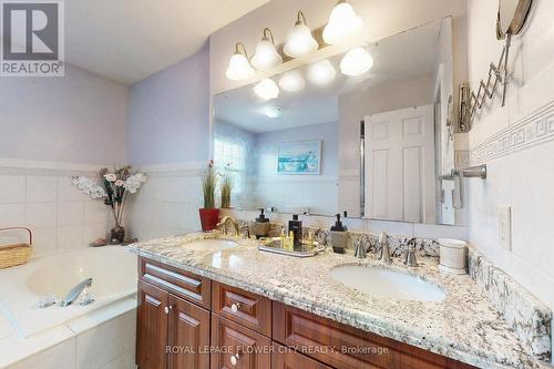 656 Esprit Crescent, Mississauga, ON - Indoor Photo Showing Bathroom