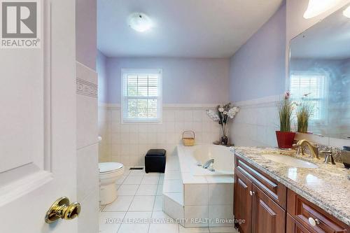 656 Esprit Crescent, Mississauga, ON - Indoor Photo Showing Bathroom