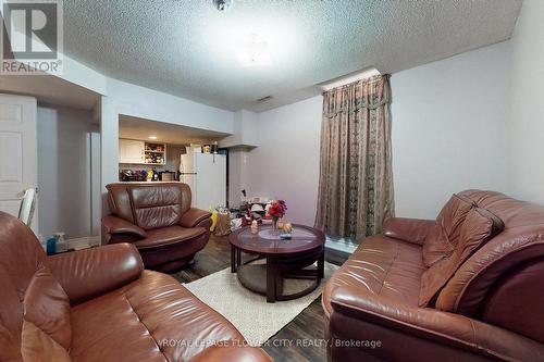 656 Esprit Crescent, Mississauga, ON - Indoor Photo Showing Living Room