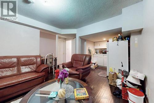 656 Esprit Crescent, Mississauga, ON - Indoor Photo Showing Living Room