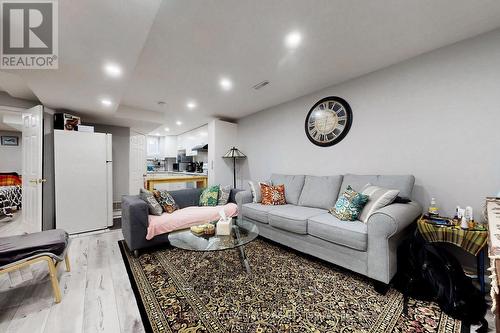 656 Esprit Crescent, Mississauga, ON - Indoor Photo Showing Living Room