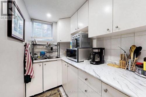 656 Esprit Crescent, Mississauga, ON - Indoor Photo Showing Kitchen With Double Sink