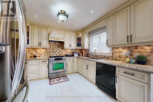 656 Esprit Crescent, Mississauga, ON - Indoor Photo Showing Kitchen With Stainless Steel Kitchen With Double Sink
