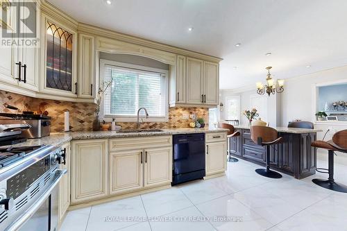 656 Esprit Crescent, Mississauga, ON - Indoor Photo Showing Kitchen