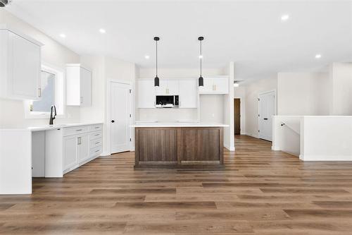 10 Reed Cove, Anola, MB - Indoor Photo Showing Kitchen With Upgraded Kitchen