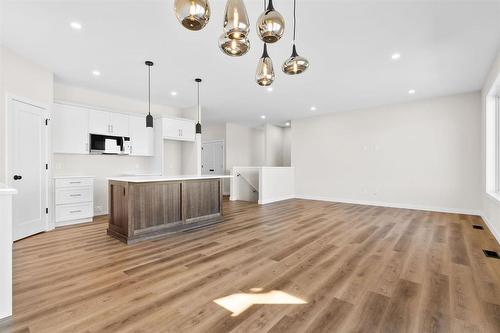 10 Reed Cove, Anola, MB - Indoor Photo Showing Kitchen With Upgraded Kitchen