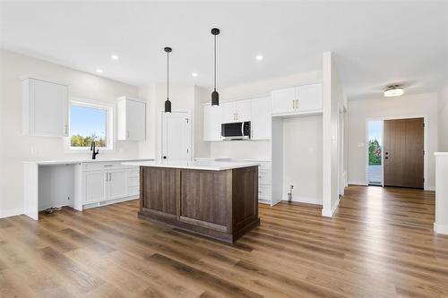 10 Reed Cove, Anola, MB - Indoor Photo Showing Kitchen With Upgraded Kitchen