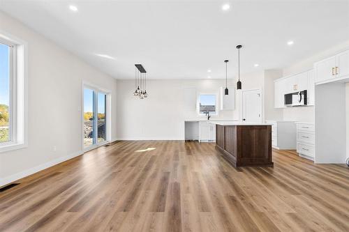 10 Reed Cove, Anola, MB - Indoor Photo Showing Kitchen With Upgraded Kitchen