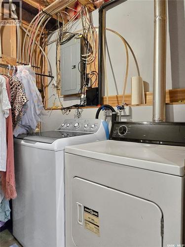 1418 B Avenue N, Saskatoon, SK - Indoor Photo Showing Laundry Room