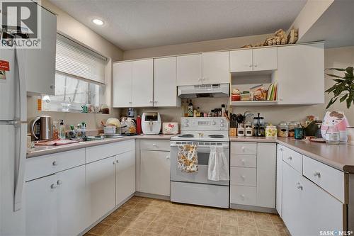 1418 B Avenue N, Saskatoon, SK - Indoor Photo Showing Kitchen