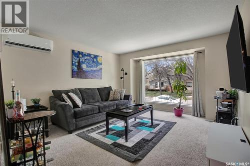 1418 B Avenue N, Saskatoon, SK - Indoor Photo Showing Living Room