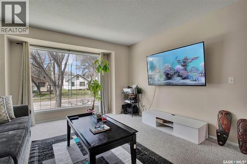 1418 B Avenue N, Saskatoon, SK - Indoor Photo Showing Living Room